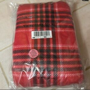 🎉🎉SALE🎉🎉 BNWT Victoria’s Secret Sherpa throw in original packaging.